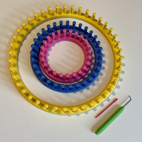 Round Knitting Loom Set (3 Sizes) Includes Hook Tool & Plastic Needle - Picture 1 of 5